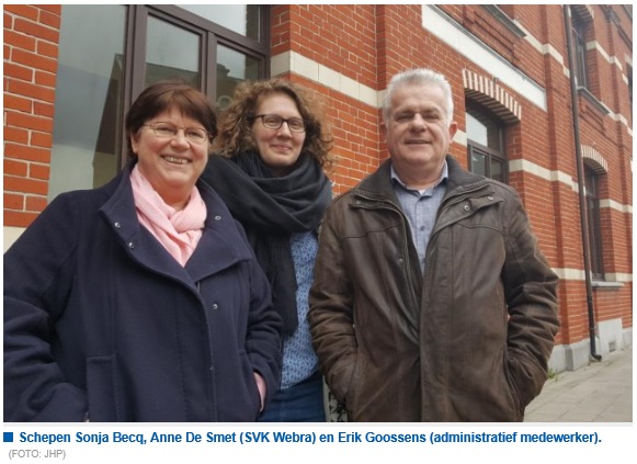 Foto met Schepen Sonja Becq en twee medewerkers van SVK Webra